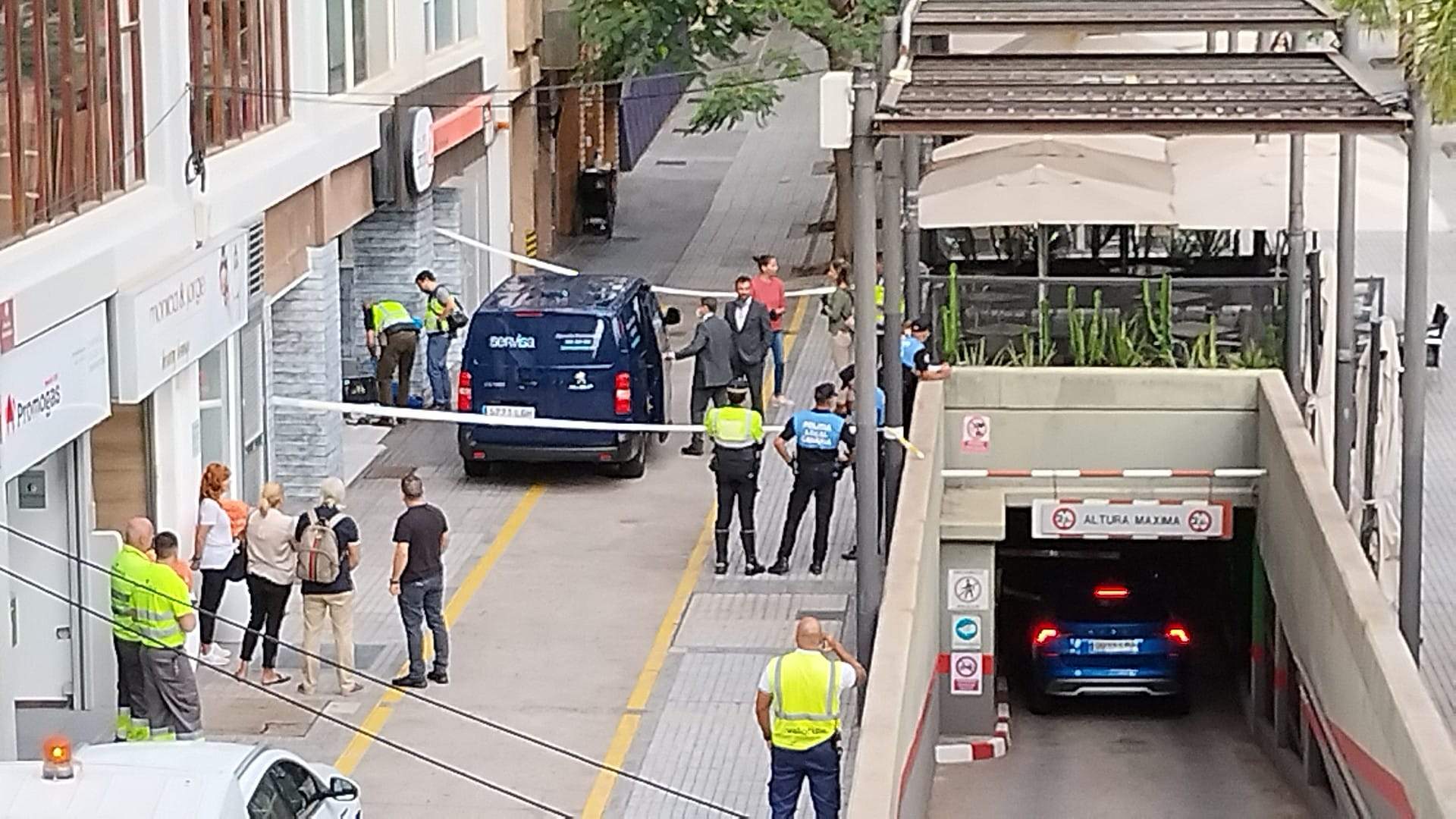 Agentes de la Policía Nacional, Policía Local, los juzgados y los servicios funerarios realizan el levantamiento del cadáver de una persona sin techo en la plaza Bulevar./ Atlántico Hoy