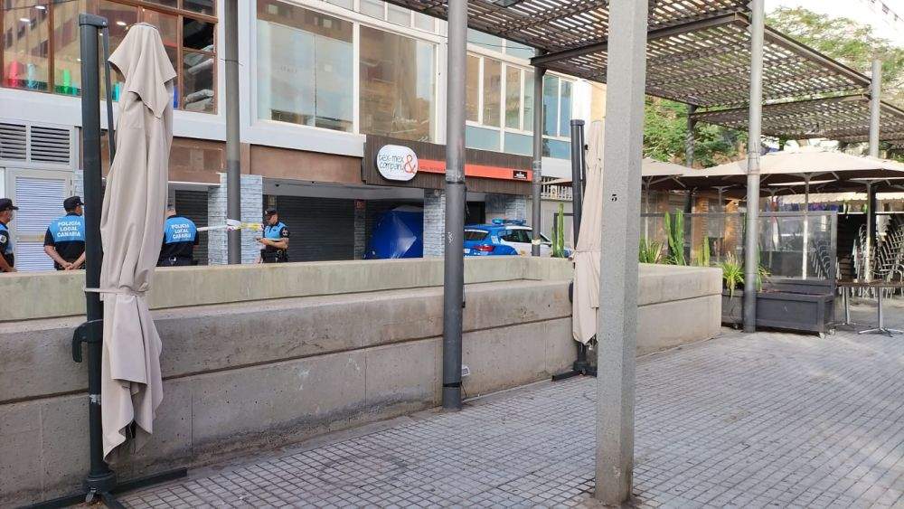 La carpa que ha montado la Policía Local de Santa Cruz para salvaguardar la imagen del hombre fallecido en la plaza Bulevar./ AH