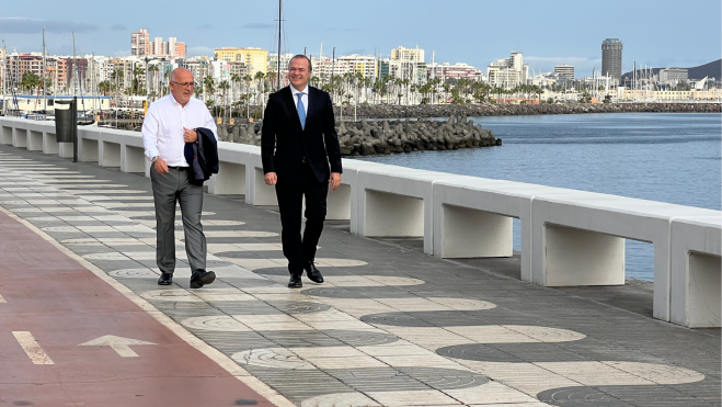 Antonio Morales y Augusto Hidalgo presentando los nuevos bancos de la Avenida Marítima. / Ayuntamiento de Las Palmas
