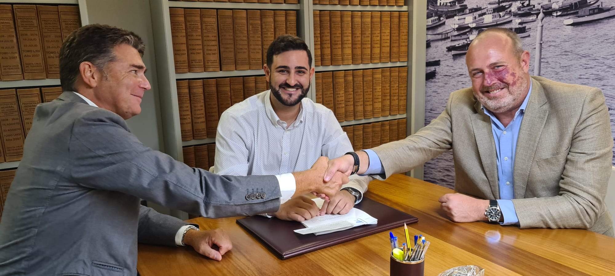 Enrique Arriaga, presidente de Titsa, y Guillermo Díaz Guerra, concejal de Planificación del Territorio de Santa Cruz./ Cedida