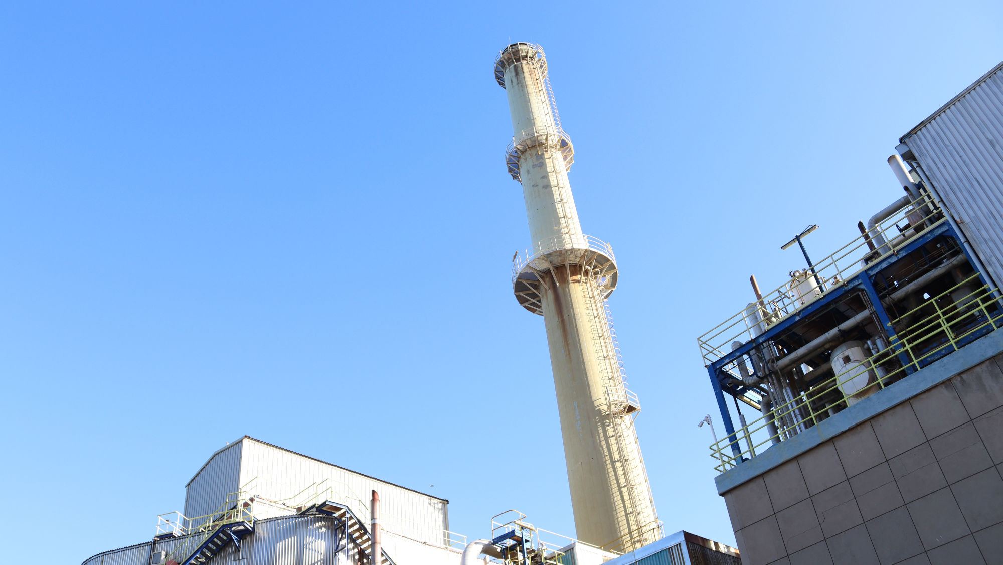 Central térmica de Las Caletillas, que se encuentra aledaña a la subestación. / AINOHA CRUZ (AH)