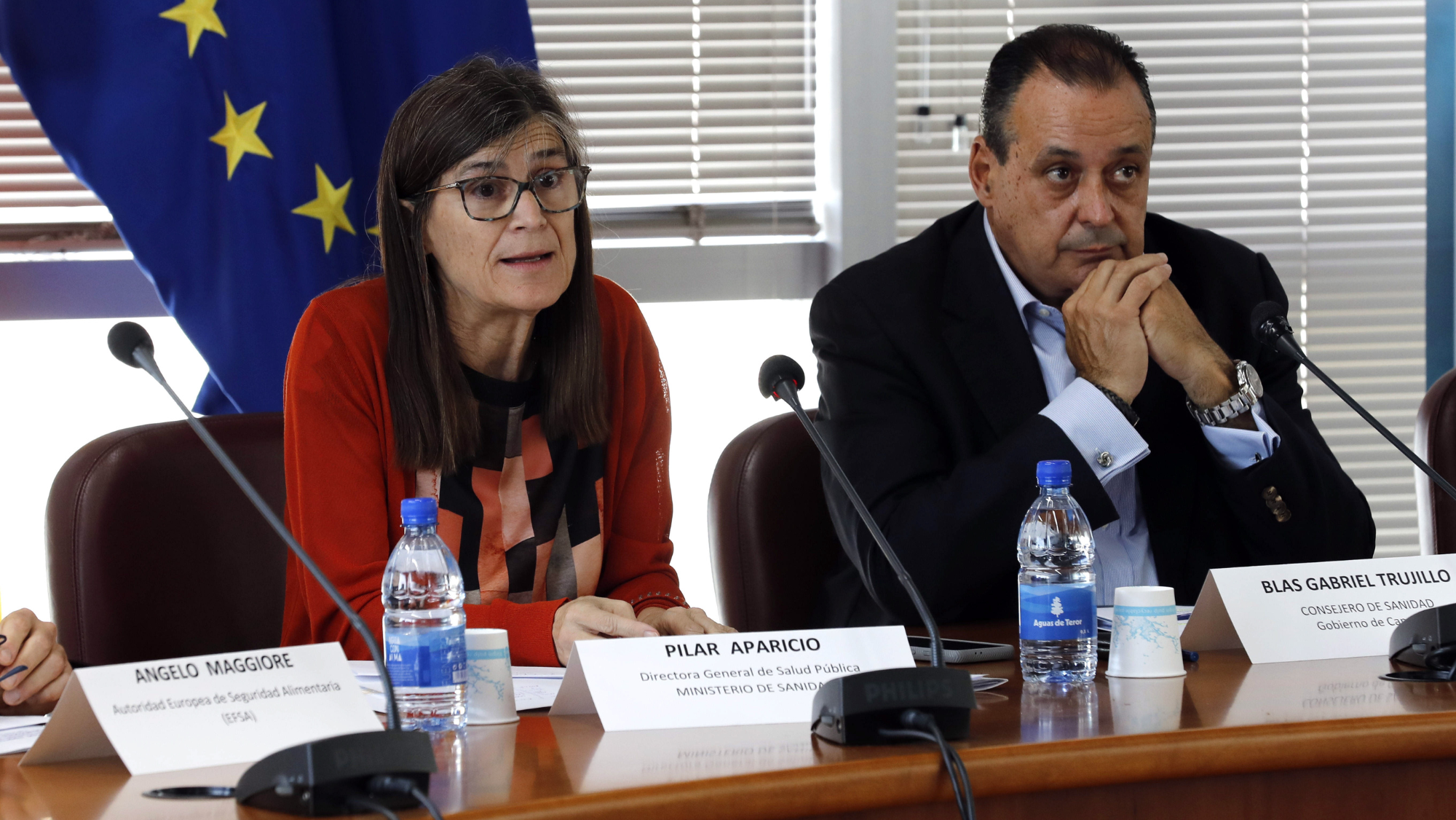 El consejero canario de Sanidad, Blas Trujillo (d), al presentar, junto a la directora general de Salud Pública del Ministerio, Pilar Aparicio , en un congreso donde han tratado las intoxicaciones por las ciguatoxina, provocadas por unas microalgas. / EFE