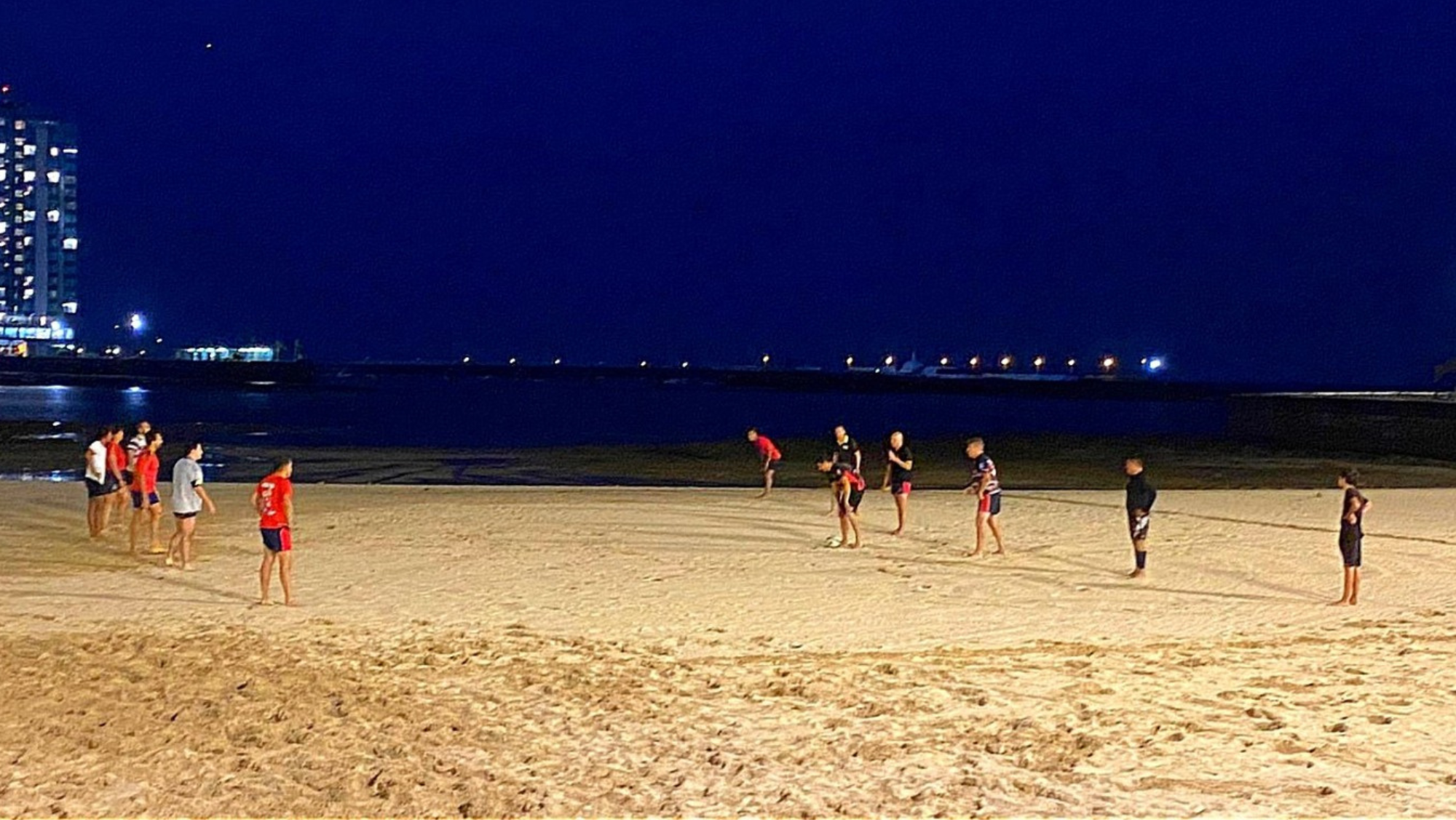 Jugadores del Club de Rugby Lanzarote entrenando en la playa del Reducto, en Arrecife./ Cedida