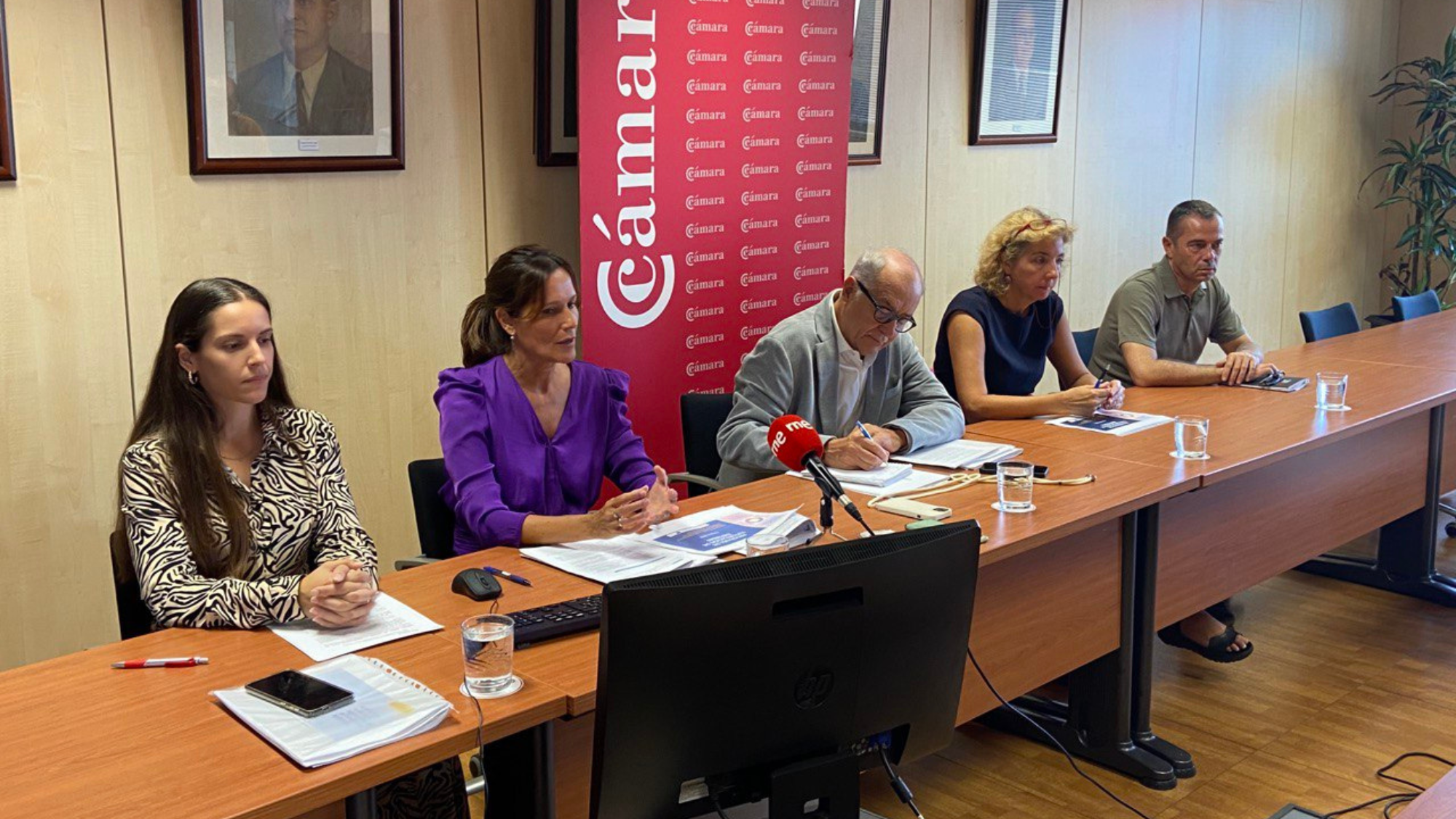 De izquierda a derecha Claudia González, coordinadora del proyecto; Leonord Herrera, responsable del programa de Tutorización de empresas de la Cámara; Laureano Pérez, director general de Promoción Económica; Lola Pérez, directora general de la Cámara 