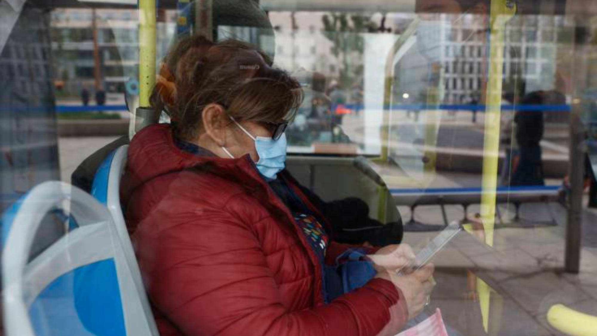 Una mujer usa la mascarilla en el transporte público. / Efe