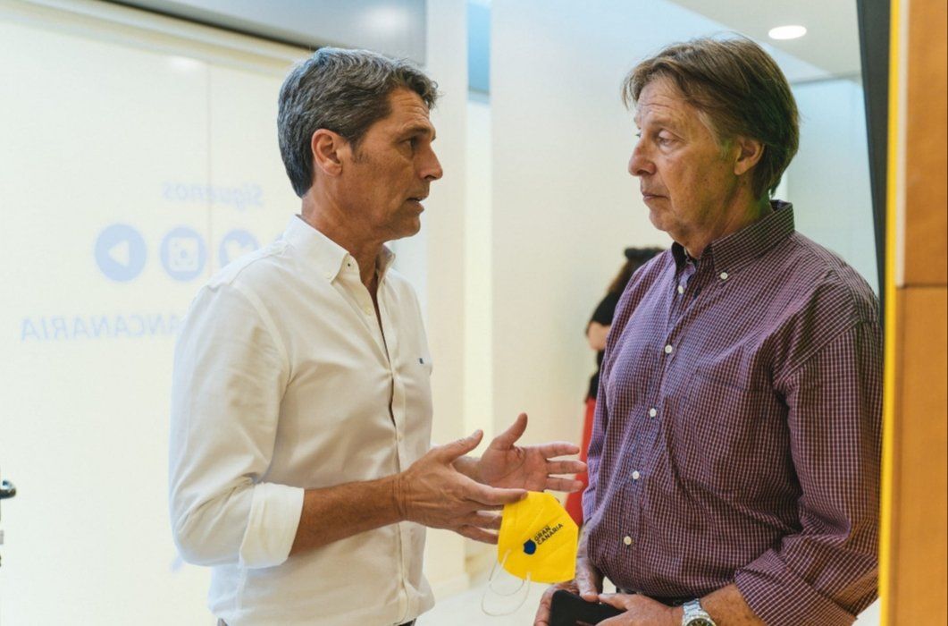 Enrique Hernández Bento y José María Ponce dialogan durante una reunión de Unidos por Gran Canaria.