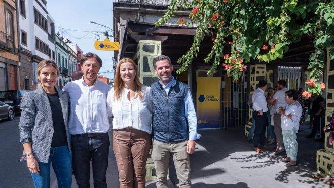 Carmen León, José María Ponce, Maria del Carmen González y Lucas Bravo de Laguna, en la inauguración de la sede UxGC en Arucas.