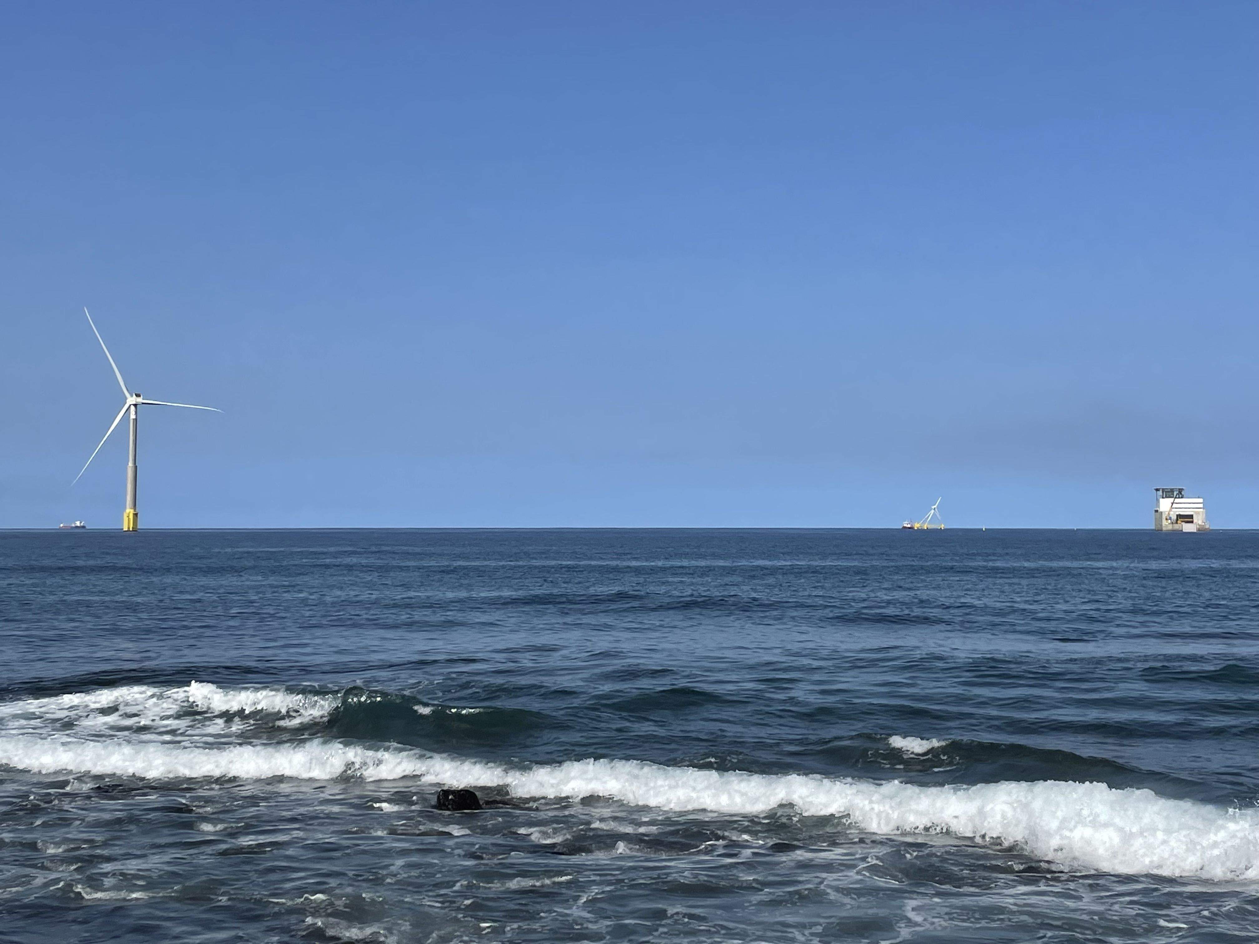El aerogenerador PivotBuoy, de X1Wind, entre la plataforma y el molino de la Plocan. / AH