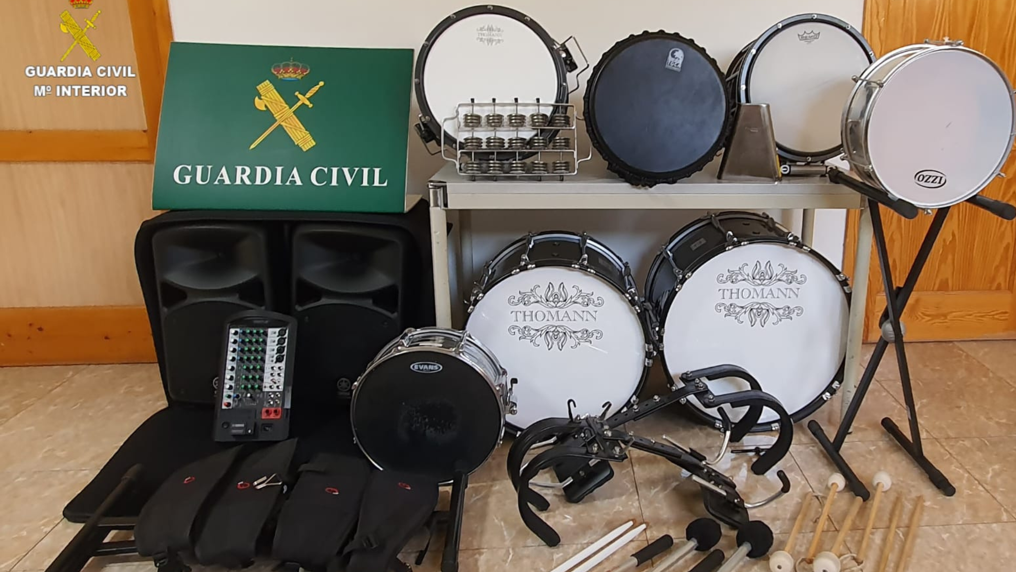 Imagen de los objetos robados en la Escuela de Música de Agüimes por valor de 5.000 euros. / Guardia Civil