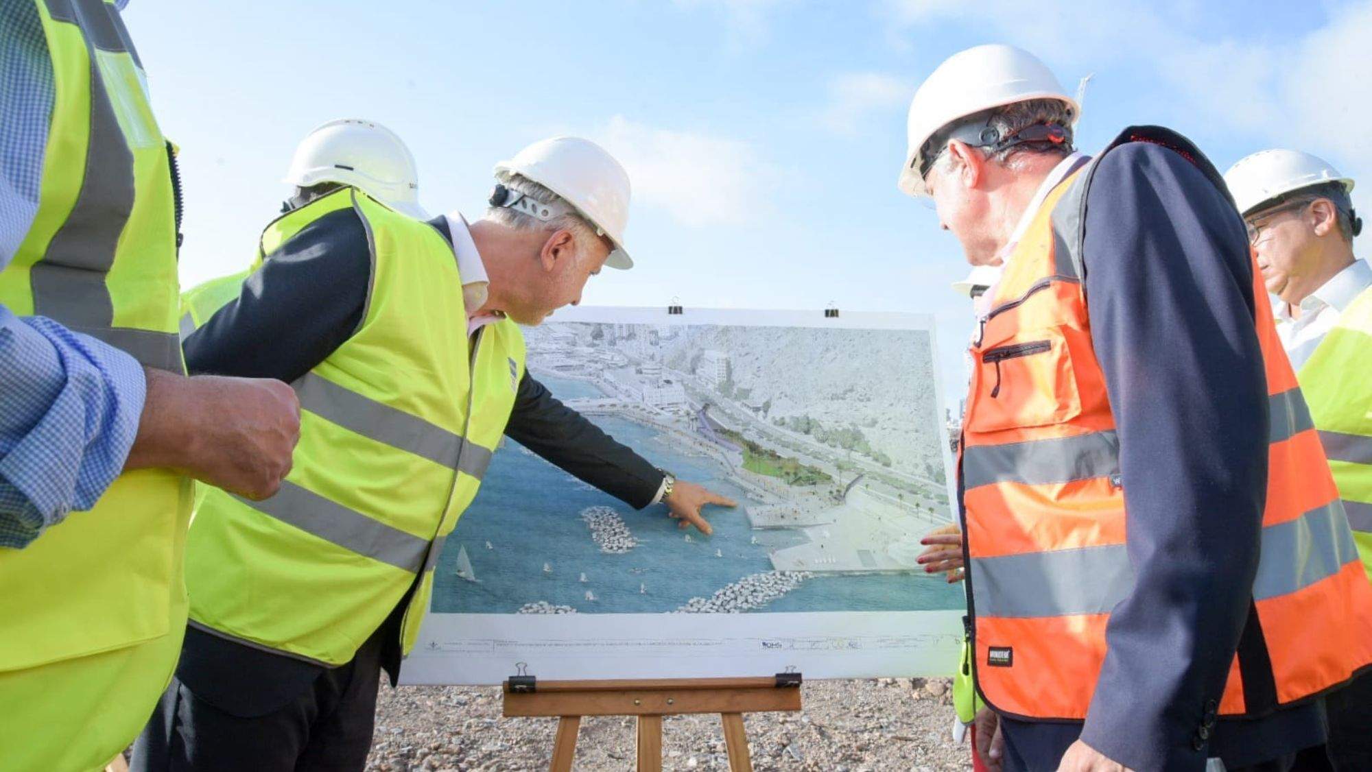 El presidente del Gobierno de Canarias, Ángel Víctor Torres, visita las obras de la playa de Valleseco. / Gobierno de Canarias