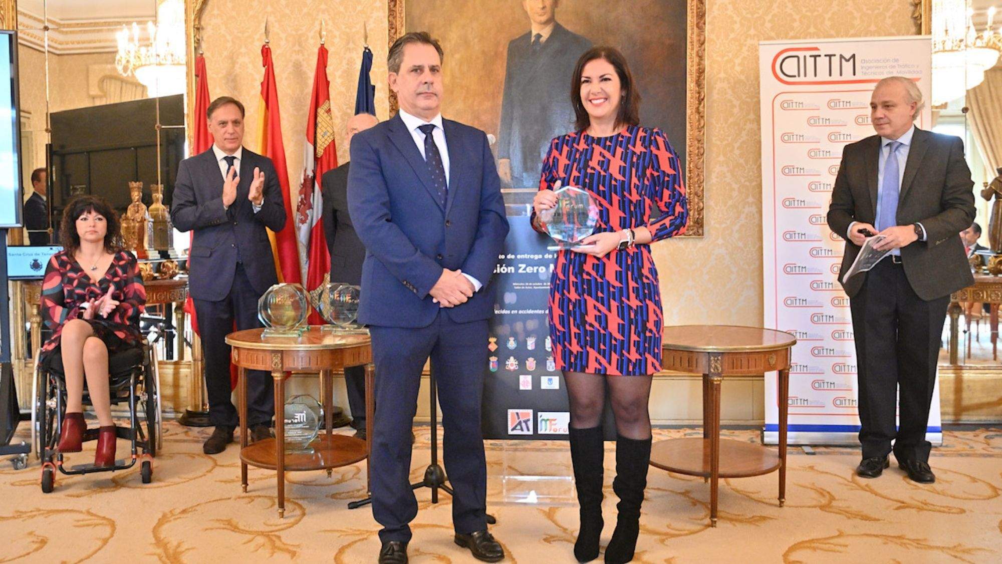 La concejal de Seguridad, Movilidad y Accesibilidad Universal del consistorio santacrucero, Evelyn Alonso, recoge el galardón en nombre de Santa Cruz. / Cedida