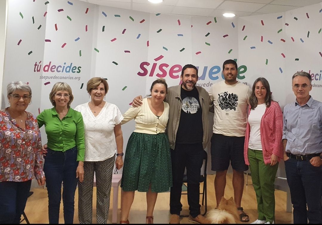 Rubens Ascanio (cuarto desde la derecha) juto con miembros de Sí Se Puede en La Laguna./ Cedida