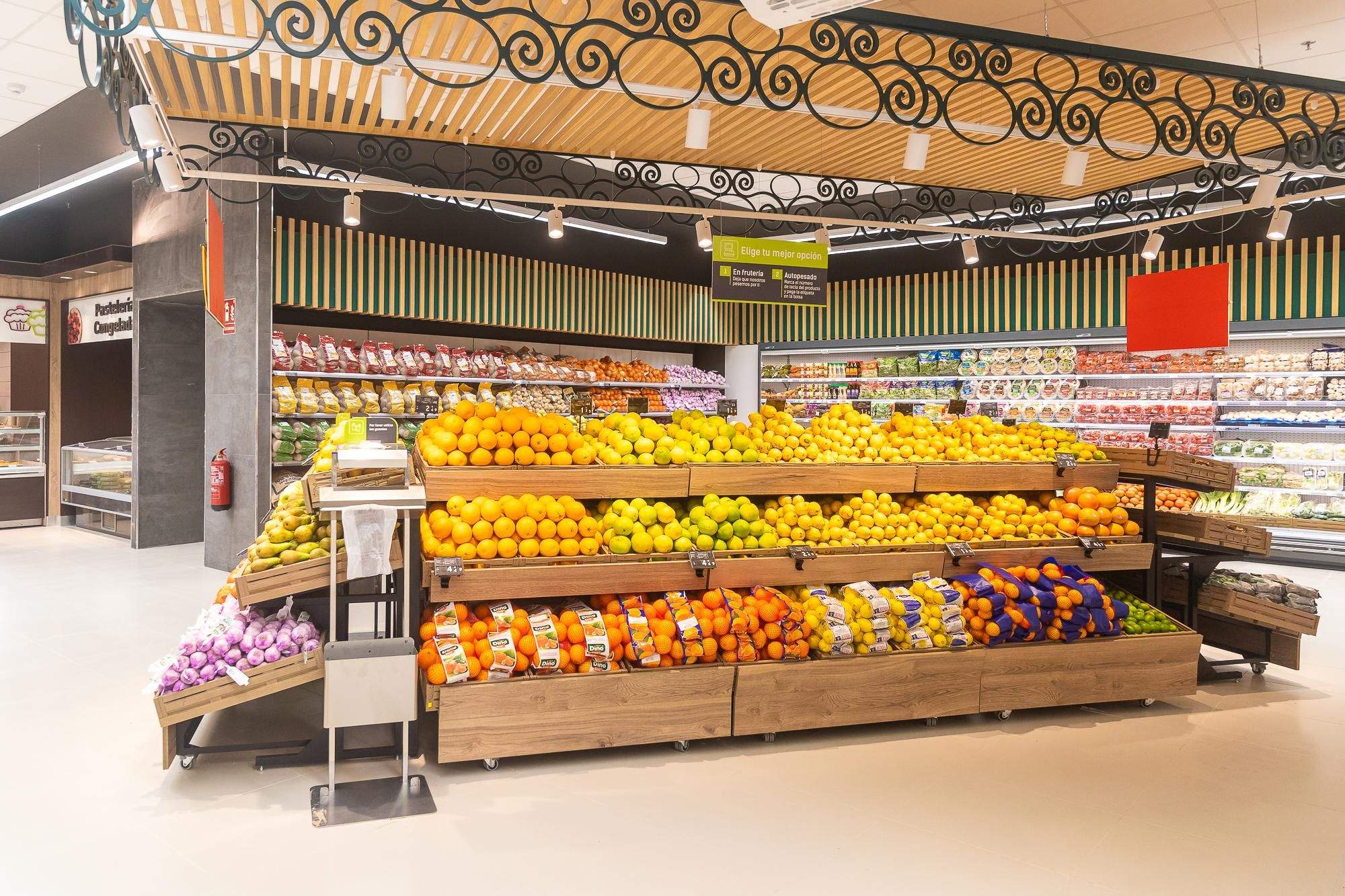 Espacio de frutería del nuevo supermercado de HiperDino en Argana, Arrecife (Lanzarote). / HiperDino