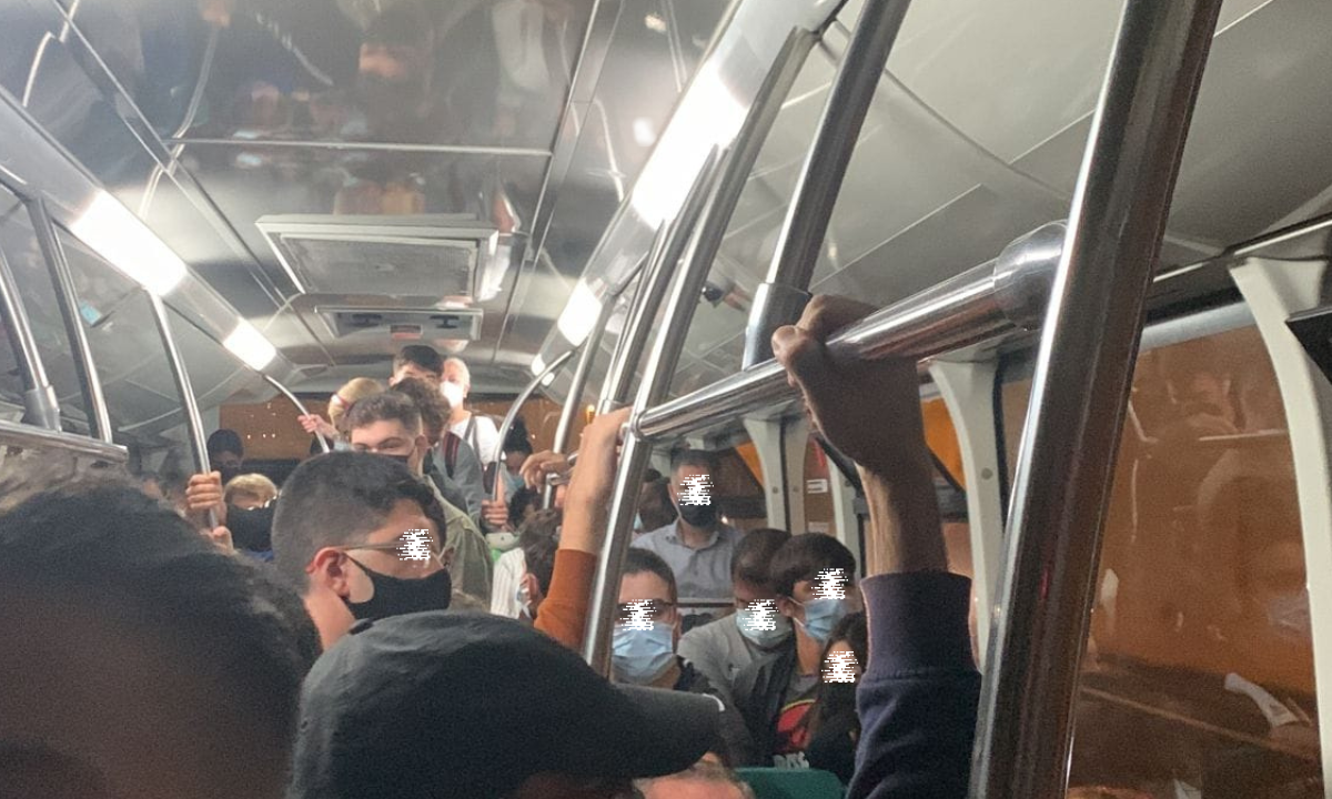 Imagen de una de las guaguas a primera hora de la mañana. / Cedida 