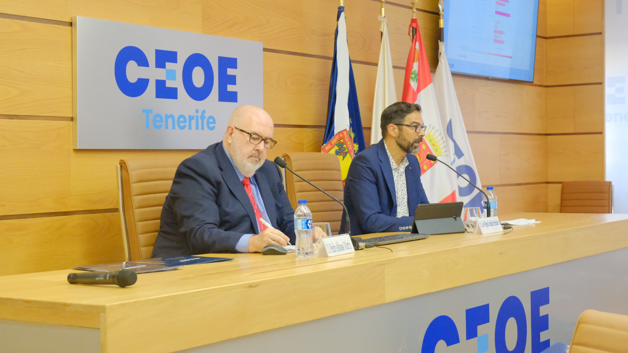 El presidente de la CEOE tinerfeña, Pedro Alfonso (d), y el director de consultoría de Corporación 5, José Miguel González. / CEOE