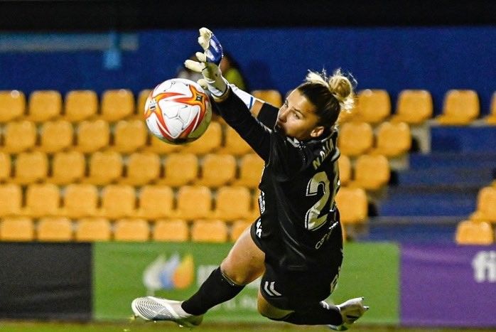 La guardameta tinerfeña de la UD Granadilla realiza una parada durante un partido./ Twitter @Noelia99Ramos.