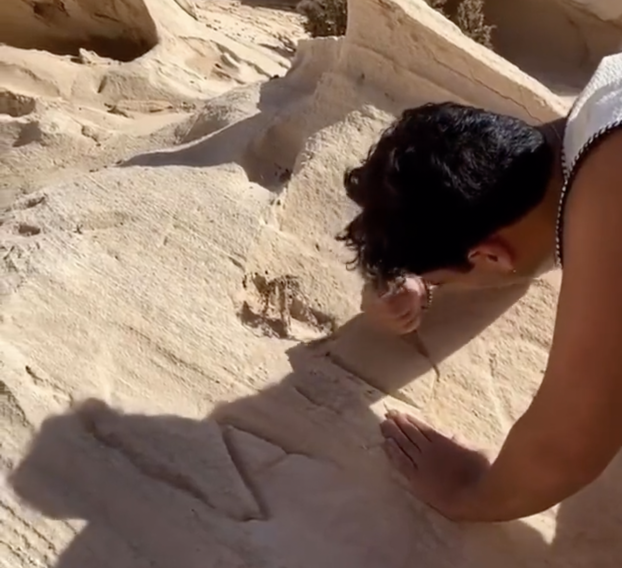 Momento en el que un turista italiano graba su nombre en las dunas fósiles del Barranco de Los Enamorados. / AH