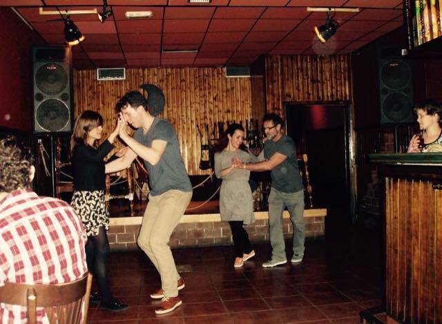 Gente bailando en el Blues Bar una noche de swing./ Redes