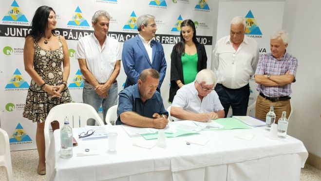 La firma del pacto entre ambas formaciones. / Nueva Canarias