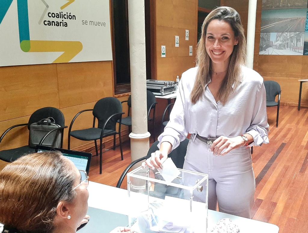 María Fernández, candidata al Cabildo grancanario por CC, vota en el proceso de primarias. / AH