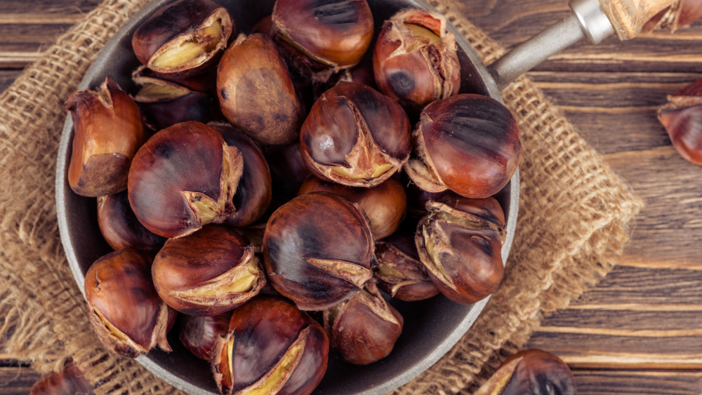 Castañas asadas en una sartén / Foto: Canva