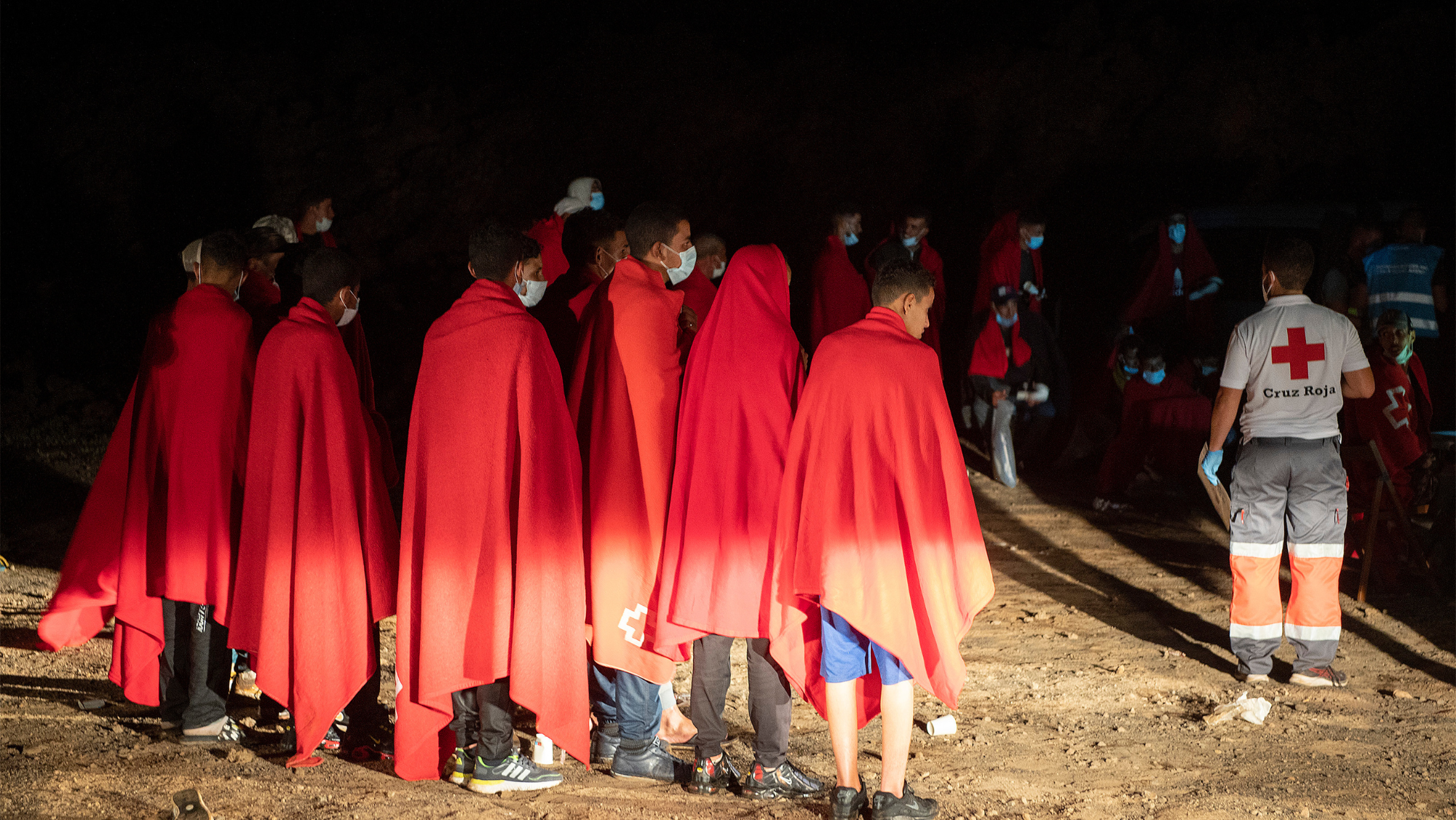 Migrantes varones de origen magrebí, tres de ellos menores rescatados de una embarcación. /Efe