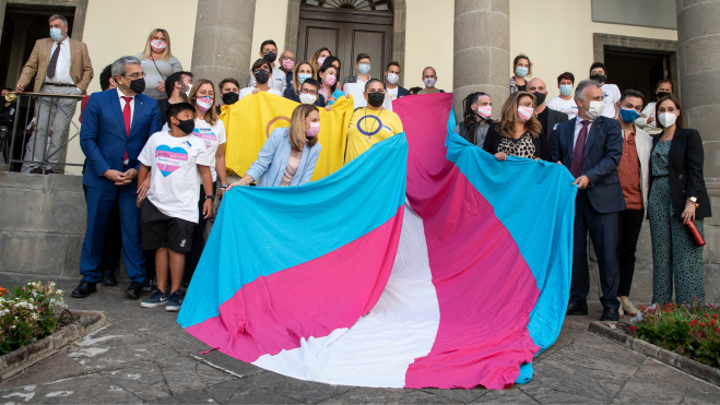 La consejera de Derechos Sociales, Noemí Santa, junto con otros políticos del Gobierno de Canarias y activistas LGTBI tras la aprobación de la denominada ley trans. / Parlamento de Canarias