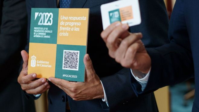 Archivos con los presupuestos canarios para 2023. / Ramón de la Rocha (EFE)