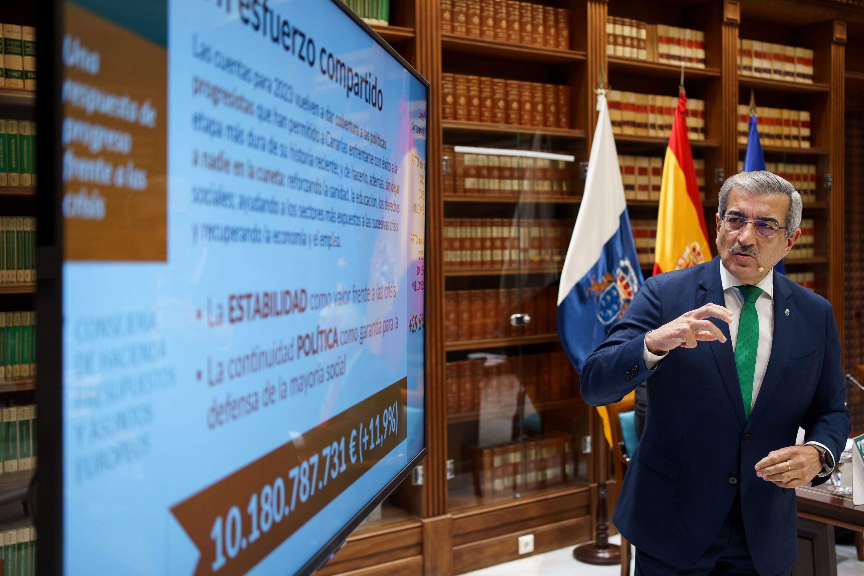 Román Rodríguez explica los presupuestos canarios para 2023. / Ramón de la Rocha (EFE)