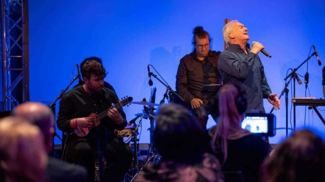 Víctor Manuel, junto a Hirahi Afonso, durante uno de los programas Víctor Manuel, junto a Hirahi Afonso, durante uno de los programas