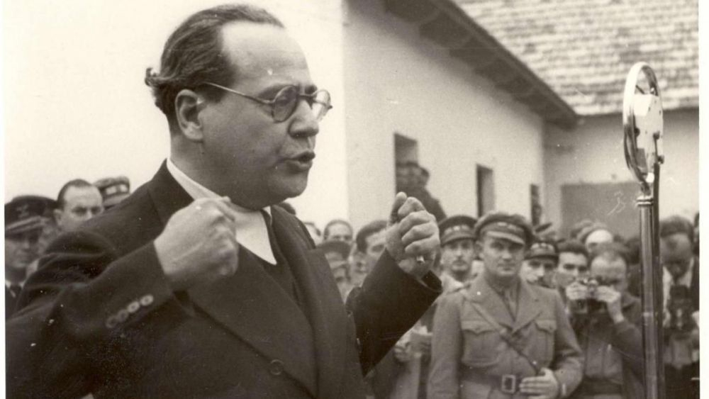 Juan Negrín, durante su visita al frente del Ebro en 1938, donde despidió a las Brigadas Internacionales./ Autor desconocido