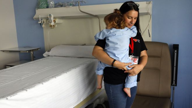 Voluntaria de Mamás en Acción acompañando a un bebé. / Mamás en Acción