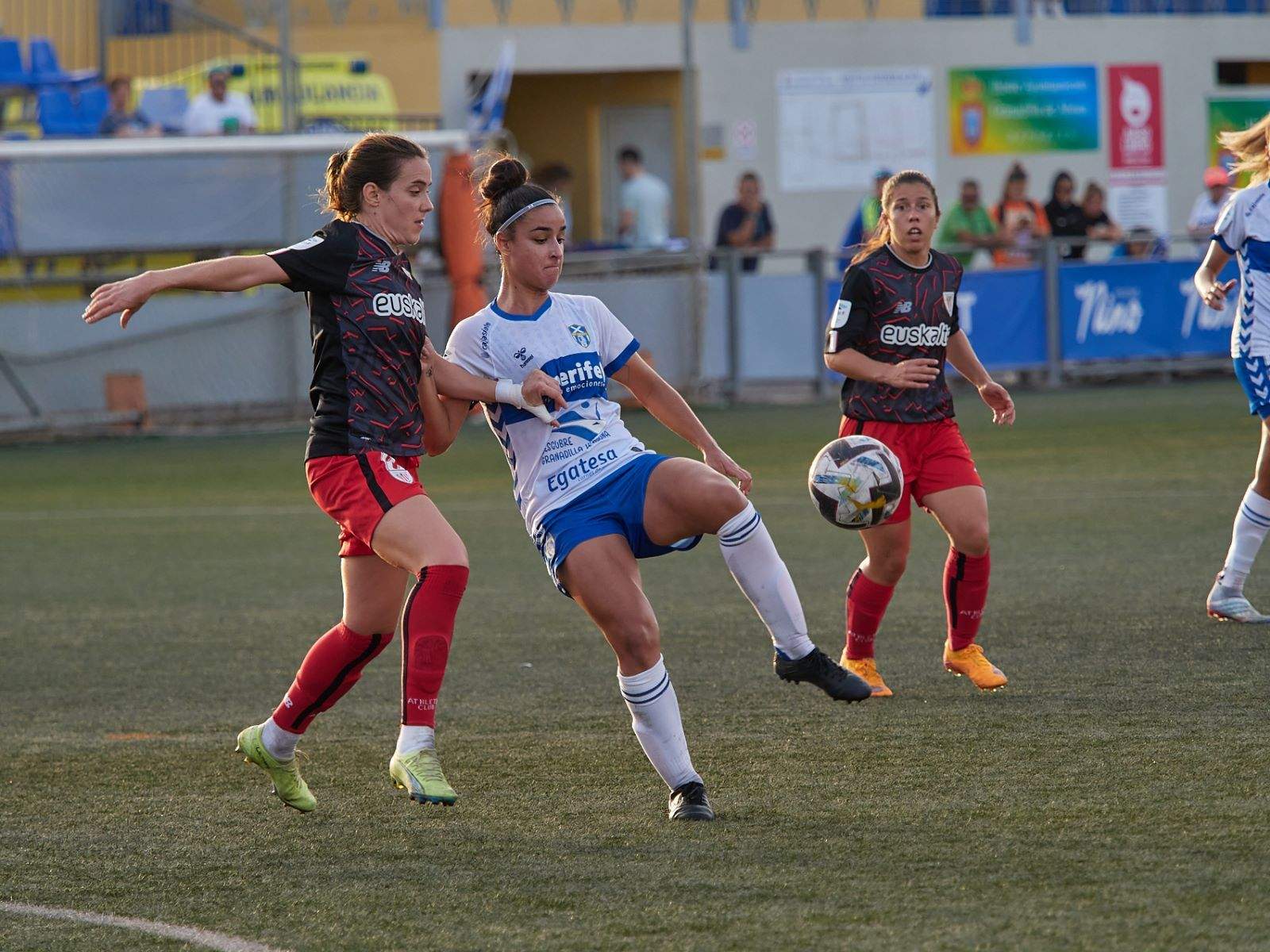 La presión defensiva del Athletic de Bilbao desesperó a un Granadilla que no supo crear excesivo peligro en el área rival./ Twitter UDGT.