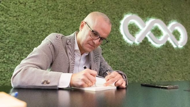 El autor firma ejemplares de su libro