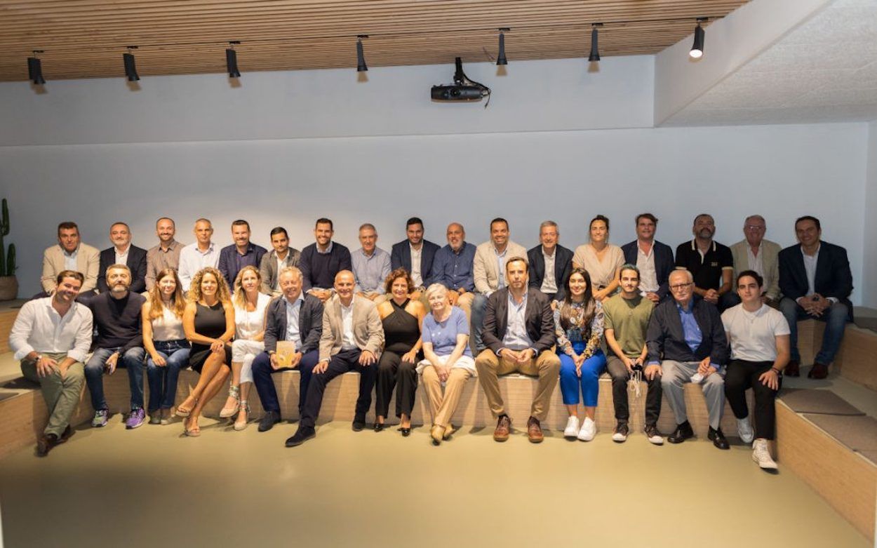 Imagen de grupo de la presención del libro