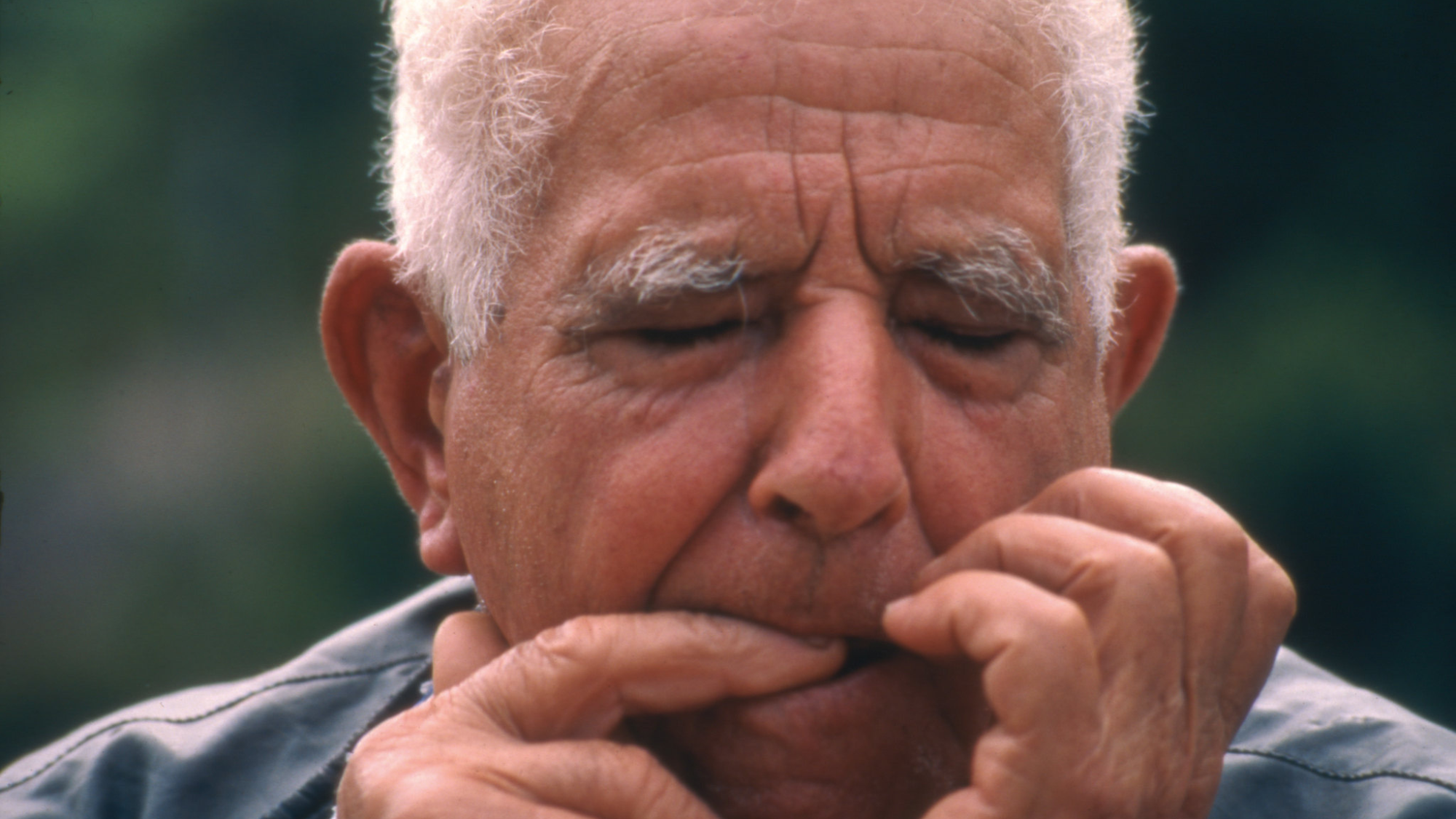 Un hombre comunicándose a través del del lenguaje silbado, como el Silbo Herreño. / FLICKR DE TURISMO DE ISLAS CANARIAS