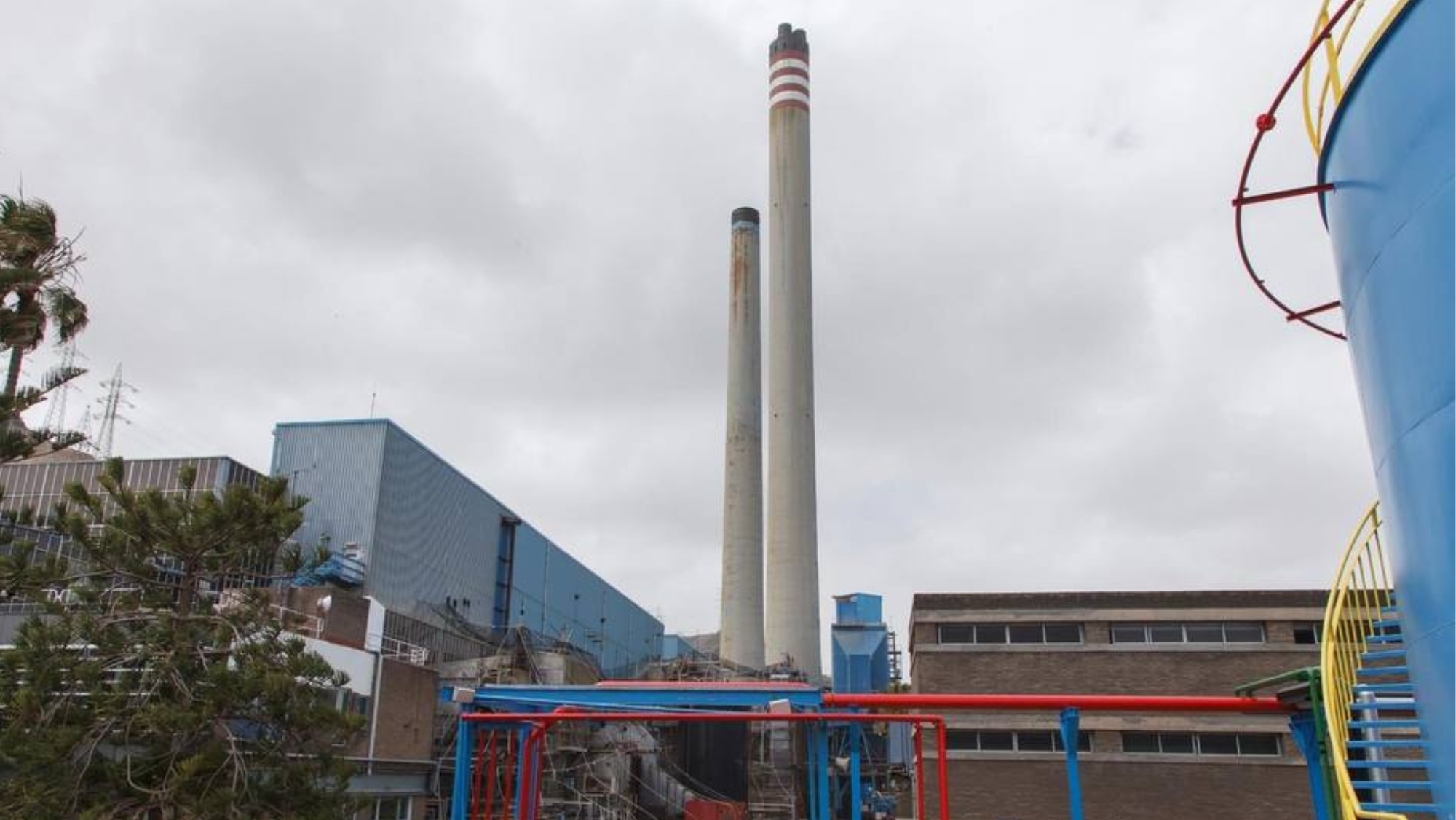Imagen de las dos chimeneas de Endesa en Jinámar, la infraestructura humana más alta de Canarias. / Endesa