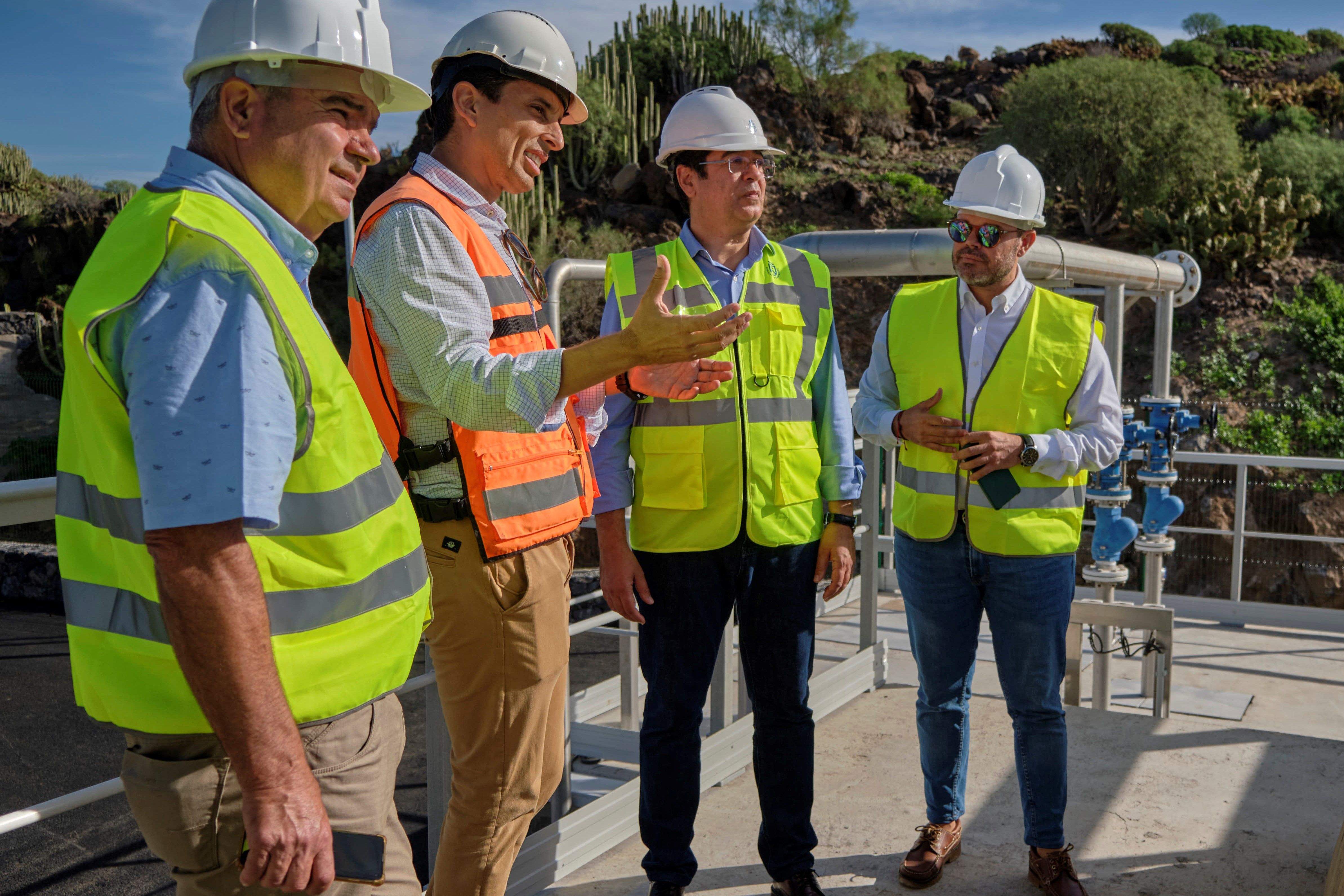 El presidente del Cabildo, Pedro Martín, visita las instalaciones de la depuradora de San Miguel./