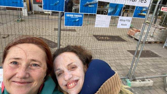 Isabelle Dierckx y Elena Martín Fierro con la cara maquillada para una 'performance' contra Cuna del Alma. / AH