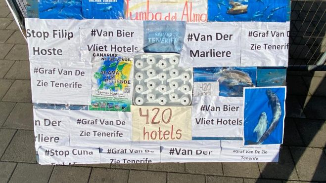 Carteles contra Cuna del Alma en una valla en la plaza Madou de Bruselas, localización de la rueda de prensa de este jueves. / AH