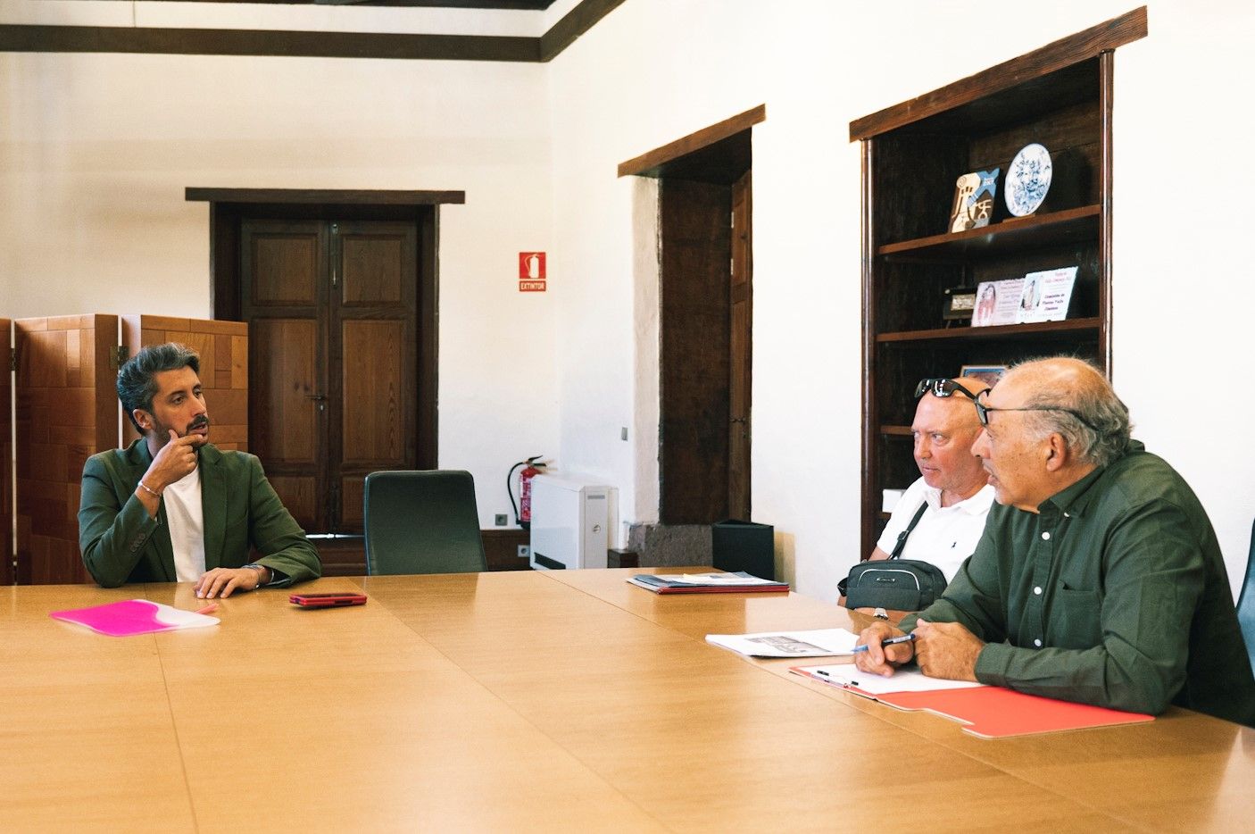 Luis Yeray Gutiérrez se reune con Manuel Díaz, propietario de la parcela, y Paulino de la Rosa, representante de la Asociación Belenista El Castrejón./