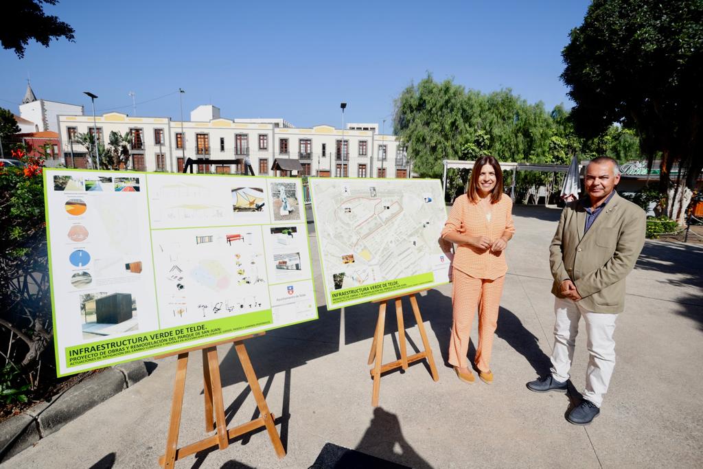 Carmen Hernández, alcaldesa de Telde, y Álvaro Monzón, concejal de Parques y Jardines, durante la presentación del proyecto de rehabilitación del parque de San Juan. / AH