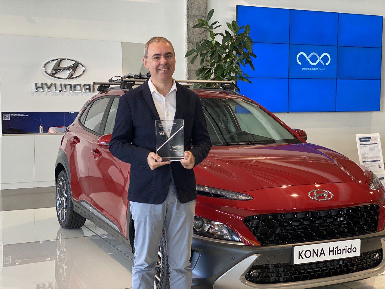 Samuel Talavera, Service Manager de Hyundai Canarias, posa con el premio. / AH