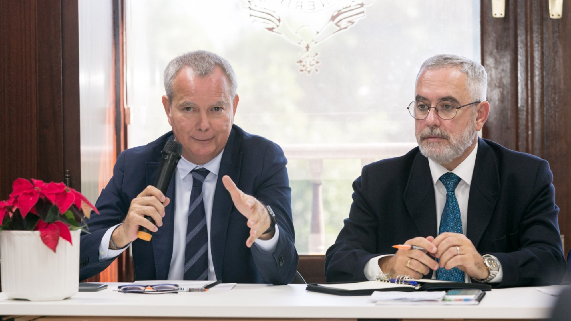 El consejero de Obras públicas, Sebastián Franquis, y el presidente de la patronal de las constructorasFepeco, óscar Izquierdo.  Gobierno de Canarias 