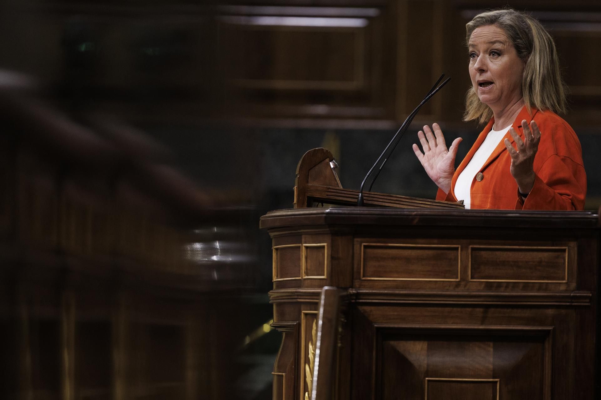 La portavoz de Coalición Canaria en el Congreso, Ana Oramas, interviene desde la tribuna de oradores en el pleno del Congreso este jueves en Madrid. EFE/ Sergio Pérez