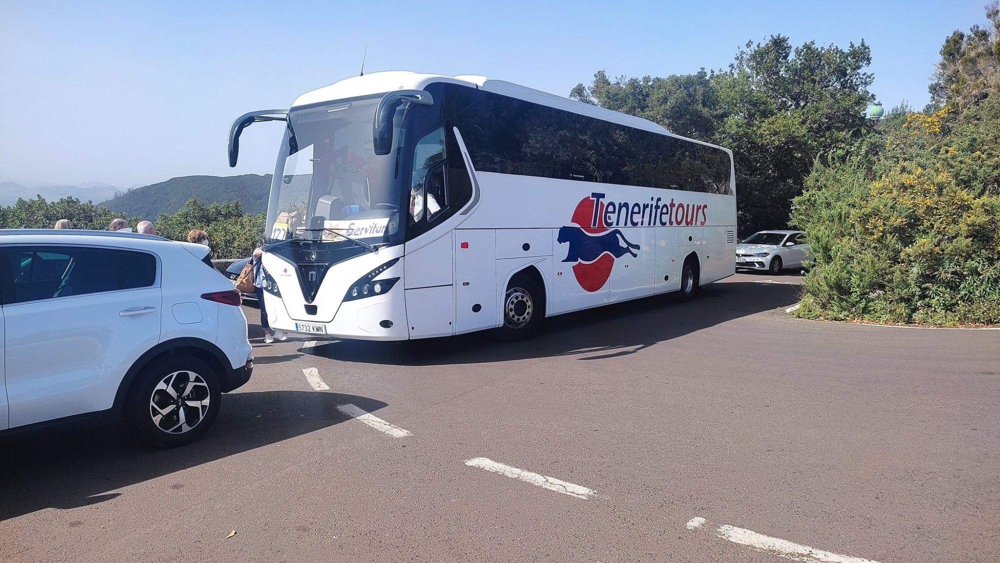Una guagua turista bloquea la carretera de Anaga. / @JohnFito1