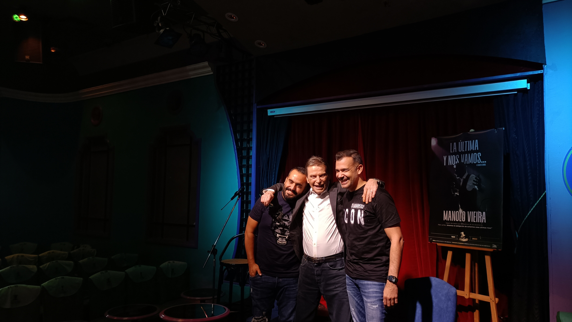 Manolo Vieira durante su despedida con Kike Pérez y Dani Calero. / Atlántico Hoy