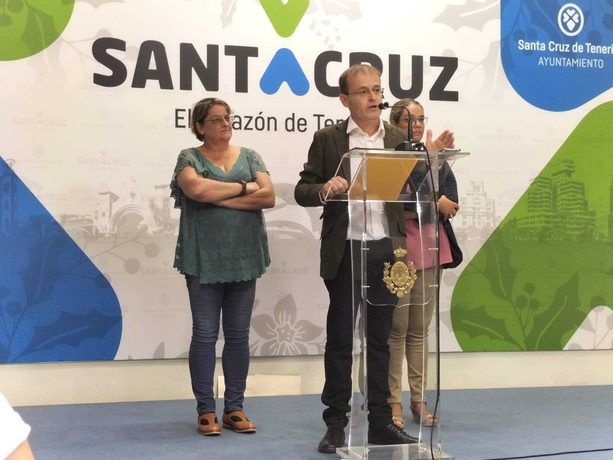 Ramón Trujillo (micrófono), concejal de Unidas Podemos en Santa Cruz de Tenerife./ AH