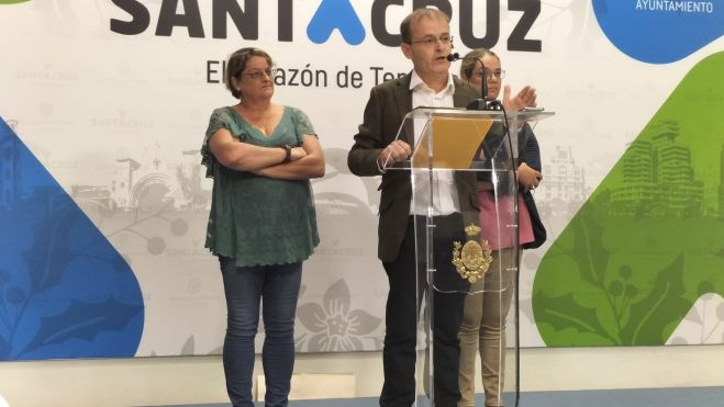 Ramón Trujillo (micrófono), concejal de Unidas Podemos en Santa Cruz de Tenerife./ AH