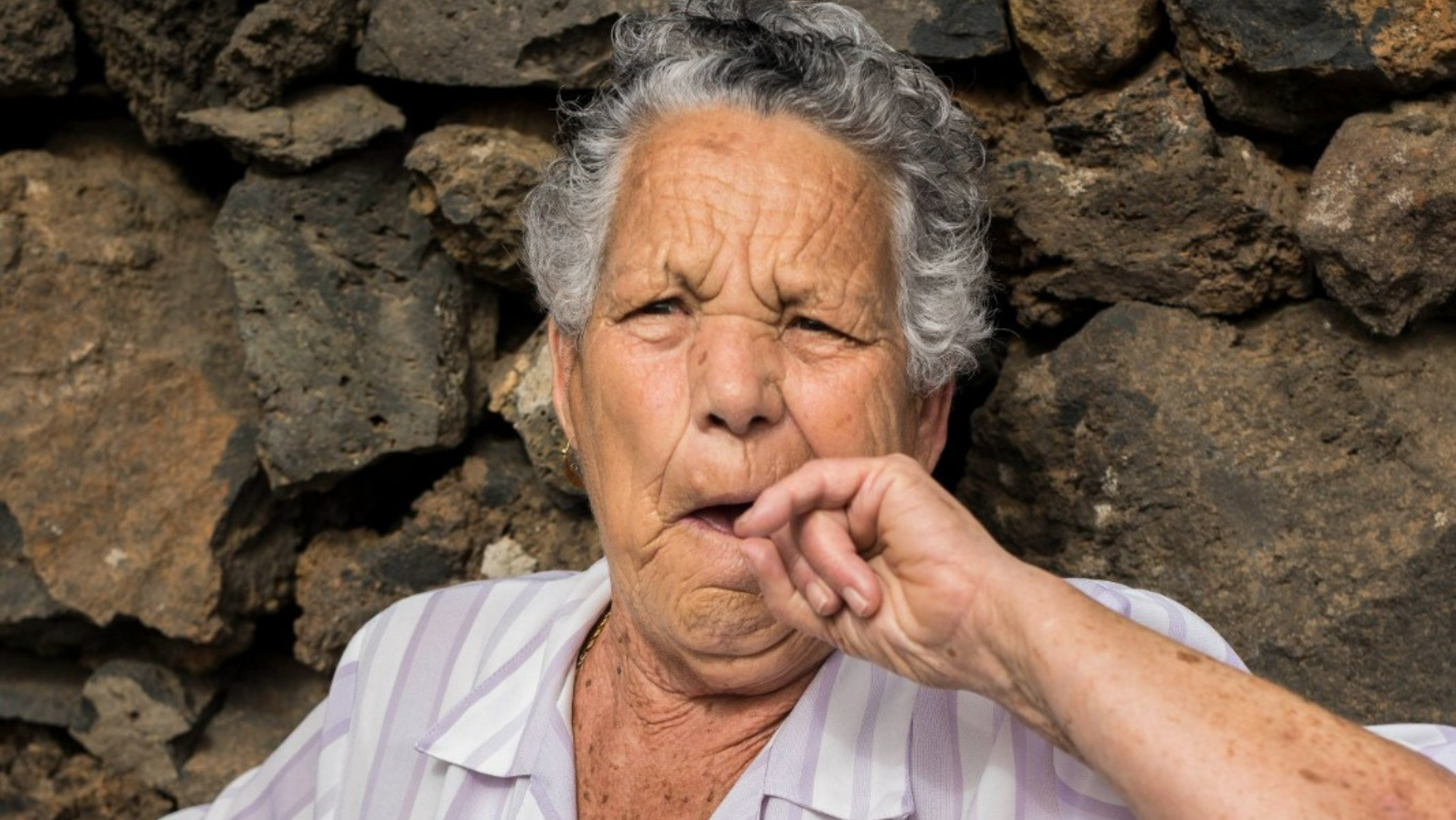 Una mujer practicando el silbo herreño. / Nabil M|Cabildo de El Hierro  